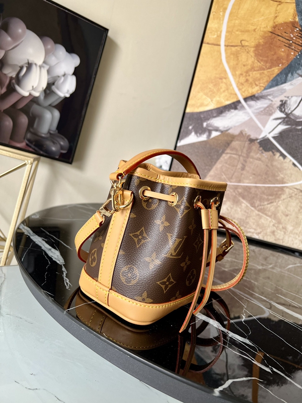 ルイヴィトンバッグ背面デザイン